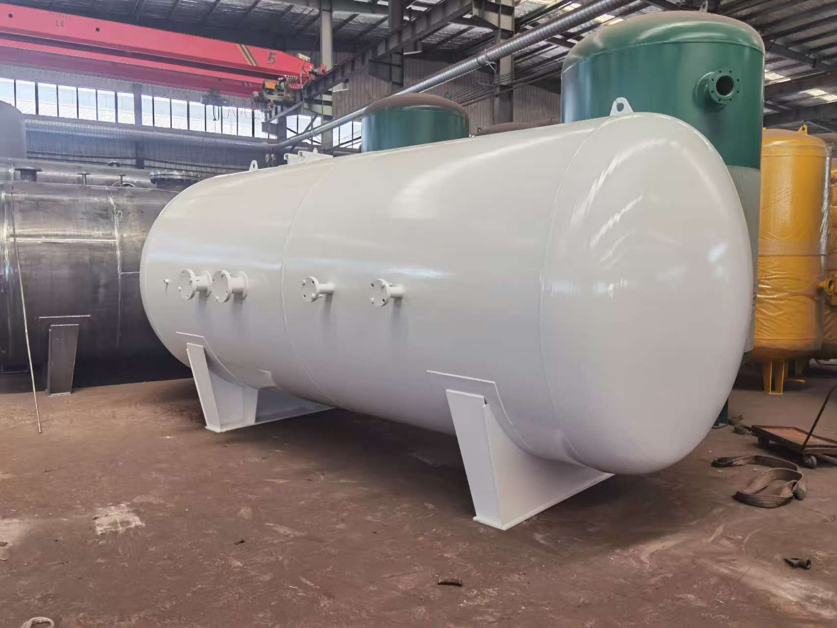 白色卧式蒸汽储罐